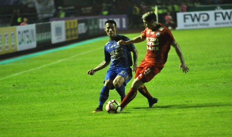 Bek Persib Bandung, Henhen Herdiana (kiri).