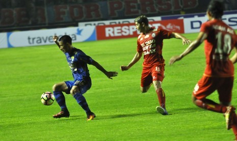 Bek Persib Bandung, Henhen Herdiana (kiri).