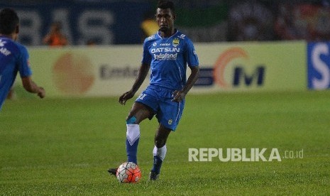 Bek Persib Bandung Rudolof Yanto Basna dalam pertandingan melawan Sriwijaya FC Torabika Soccer Championship di Stadion Si Jalak Harupat Soreang, Sabtu (30/4).