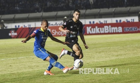 Kapten Persib Bandung Supardi (kiri).