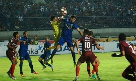 Bek Persib Bandung Vladimir Vujovic (ketiga kanan) berusaha merebut bola dari penjaga gawang PSM Makassar Syaiful (keempat kiri) pada laga Liga 1 di Stadion Gelora Bandung Lautan Api (GBLA), Bandung, Rabu (5/7). Tim tuan rumah Persib Bandung menang 2-1 atas PSM Makassar.