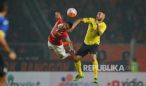 Bek Persija Maman Abdurahaman berebut bola dengan striker Semen Padang Marcel D Sacramento dalam pertandingan Torabika Soccer Championship di Stadion Gelora Bung Karno, Jakarta, Ahad (9/5). Foto: Yogi Ardhi/Republika