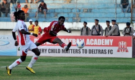 Bek Persipura Jayapura, Bio Paulin Pierre (kiri).