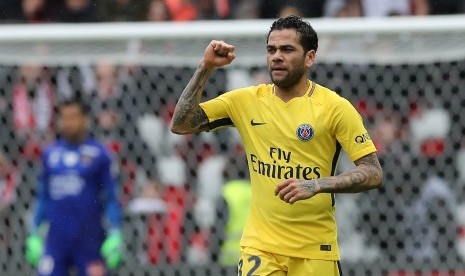 Bek PSG, Dani Alves merayakan golnya ke gawang OGC Nice pada laga lanjutan Ligue 1, Ahad (18/3). PSG menang 2-1.