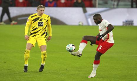 Bek RB Leipzig, Dayot Upamecano (Kanan).