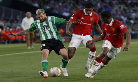 Bek Real Betis Aitor Ruibal (kiri) berduel dengam dua pemain Manchester United (MU) Marcus Rashford dan Tyrell Malacia, Jumat (17/3/2023)