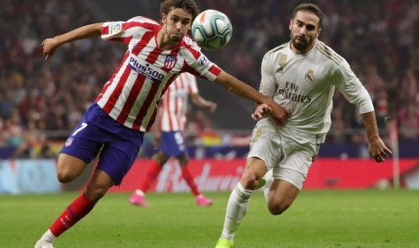 Bek Real Madrid Dani Carvajal (kanan) mengejar penyerang muda Atletico Madrid Joao Felix.