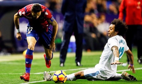 Bek Real Madrid Marcelo (kanan) berebut bola dengan gelandang Levante Morales. 