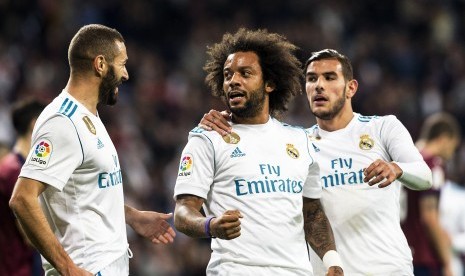 Bek Real Madrid Marcelo (tengah) merayakan gol ke gawang Eibar bersama Karim Benzema (kiri) dan Theo Hernandez. 