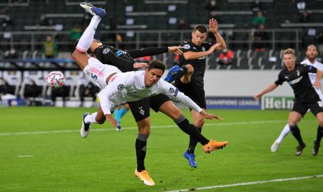 Bek Real Madrid Raphael Varane (kiri).