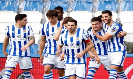 Bek Real Sociedad, Ander Barrenetxea (kedua dari kanan) merayakan gol ke gawang Eibar pada laga La Liga, Ahad (13/12). Laga berakhir imbang 1-1.