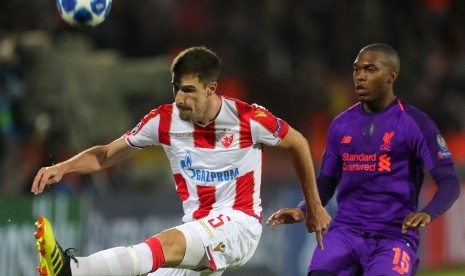 Bek Red Star Belgrade Milos Degenek (kiri) berebut bola dengan penyerang Liverpool Daniel Sturridge.