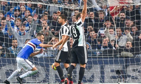 Bek Sampdoria Gian Marco Ferrari (kiri) mencetak gol pada laga Liga Italia Serie A antara Sampdoria melawan Juventus Fc di Stadion Luigi Ferraris, Genoa, Italia, Ahad (19/11) malam WIB.