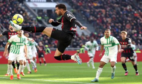 Bek sayap AC Milan Theo Hernandez beraksi dalam laga kontra Sassuolo di Serie A Liga Italia, Ahad (29/1/2023) malam WIB. Milan takluk dari Sassuolo di San Siro.