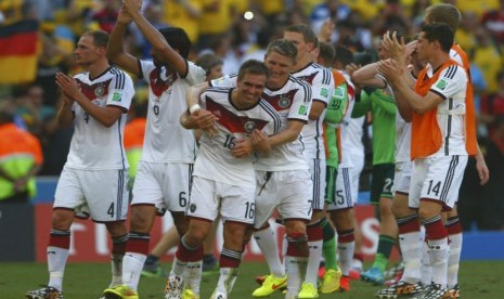 Bek sayap Jerman, Philipp Lahm (tiga kiri) dan Bastian Schweinsteiger, meluapkan kegembiraannya usai mengalahkan Prancis 1-0 di laga perempat final Piala Dunia 2014 di Stadion Maracana, Rio de Janeiro, Jumat (4/7). 