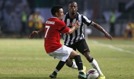 Bek sayap Juventus, Patrice Evra ketika melawan pemain ISL.