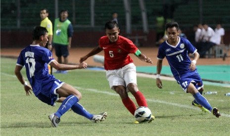  Bek sayap Timnas U-19 Indonesia, Muhammad fatchu Rochman (tengah) berebut bola dengan pesepak bola Filipina saat laga Grup G kualifikasi Piala Asia U-19 2014 di Stadion Utama Gelora Bung Karno, Jakarta, Kamis (10/10). 