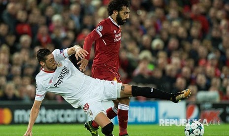 Bek Sevilla Sergio Escudero menahan laju striker  Liverpool Mohamed Salah  Liverpool pada  pertandingan UEFA Champion League Grup E di London, Kamis (14/9) dini hari.