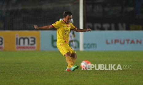 Bek Sriwijaya FC Yu Hyun Koo dalam pertandingan melawan Persib Bandung Torabika Soccer Championship di Stadion Si Jalak Harupat Soreang, Sabtu (30/4)