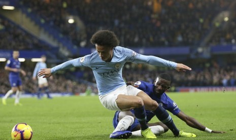 Bek tengah Chelsea, Antonio Rudiger menghadang permainan pemain Manchester City, Leroy Sane dalam laga lanjutan Liga Primer Inggris antara Chelsea kontra Manchester City di Stamford Bridge, London. 