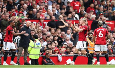 Bek tengah Manchester United Lisandro Martinez (kanan) saat menghadapi Brighton and Holve Albion di Old Trafford, Sabtu (19/9/2023). 