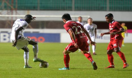 Bek tengah Persis Solo, Sutanto Tan mengawal pergerakan penyerang Persik Kediri Flavio pada pertandingan terakhir BRI Liga 1 di Stadion Maguwoharjo, Sleman, Yogyakarta.