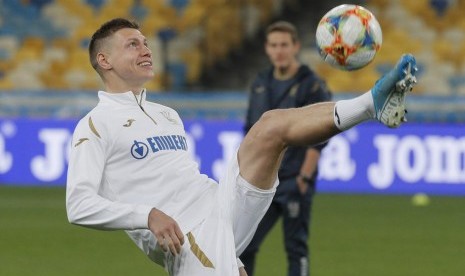 Bek tengah Shakhtar Donetsk, Mykola Matviyenko.