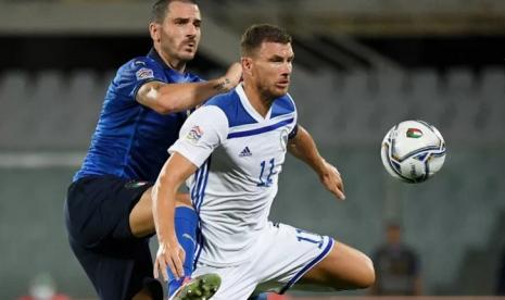 Bek tim nasional Italia Leonardo Bonucci (kiri) berduel memperebutkan bola dengan penyerang Bosnia-Herzegovina Edin Dzeko dalam laga UEFA Nations League 2020/21 Divisi A Grup 1 (A1) di Stadion Artemio Franchi, Firenze, Italia, Jumat (4/9/2020) waktu setempat.