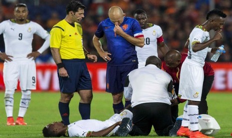 Bek timnas Ghana, Jerry Akaminko, terbaring cedera saat menghadapi timnas Belanda dalam laga internasional di Rotterdam pada Sabtu (31/5). 