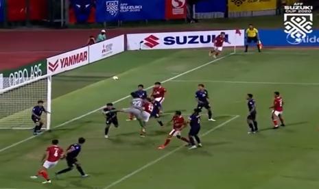 Bek Timnas Indonesia, Rachmat Irianto, mencetak gol untuk membawa timnya unggul 3-0 atas Kamboja di laga Grup B Piala AFF 2020 di Stadion Bishan, Singapura, Kamis (9/12)