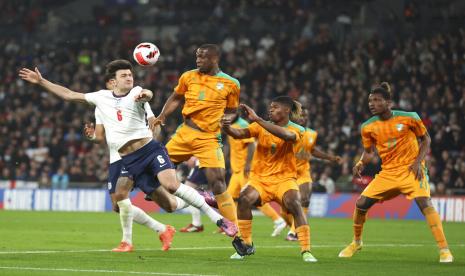 Bek timnas Inggris Harry Maguire (kiri) saat menghadapi Pantai Gading.