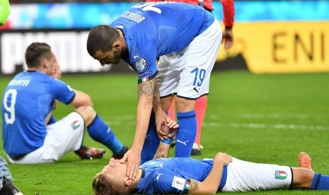 Bek Timnas Italia, Leonardo Bonucci, bersama rekannya Ciro Immobile tidak mampu menutupi kekecewaannya usai gagal meraih tiket Piala Dunia 2018 usai ditahan imbang Swedia 0-0 di Stadion Giuseppe Meazza, Milan, Italia, Senin (13/11). 