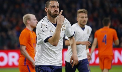 Bek timnas Italia, Leonardo Bonucci merayakan golnya ke gawang Belanda pada laga persahabatan di Amsterdam Arena, Rabu (29/3) dini hari WIB. Italia menang 2-1.