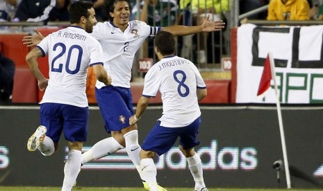 Bek Timnas Portugal, Bruno Alves (tengah), melakukan selebrasi usai menjebol gawang Meksiko dalam laga pemanasan Piala Dunia 2014 di Gillette Stadium, Massachusetts, Jumat (6/6). 