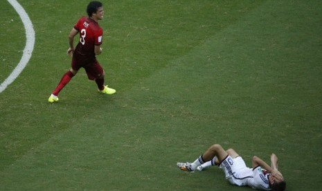 Bek Timnas Portugal, Pepe (kiri), bereaksi setelah melanggar gelandang Jerman, Thomas Mueller, di laga Grup G Piala Dunia 2014 Brasil di Arena Fonte Nova, Salvador, Senin (16/6). 