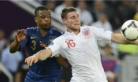 Bek timnas Prancis, Patrice Evra (kiri), terlibat duel dengan gelandang timnas Inggris, James Milner, di laga Grup D Piala Eropa 2012 di Donetsk, Ukraina, pada Senin (11/6). 