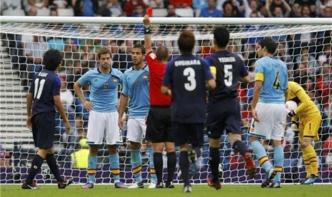 Bek timnas Spanyol, Inigo Martinez (dua kiri), diganjar kartu merah saat menghadapi Jepang di laga Grup D cabang sepakbola putra Olimpiade 2012 di Hampden Park, Glasgow, Skotlandia, pada Kamis (26/7). 