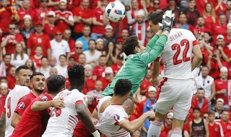 Bek Timnas Swiss, Fabian Schar, melepaskan sundulan mengoyak gawang Albania dalam laga Grup B Piala Eropa di Stade Bollaert Delelis, Lens, Prancis, Sabtu (11/6). 