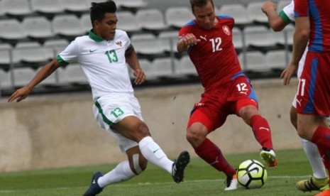 Bek timnas U-19 Rachmat Irianto (kiri) menjaga gelandang Republik Ceska U-21 Ondrej Novotny.