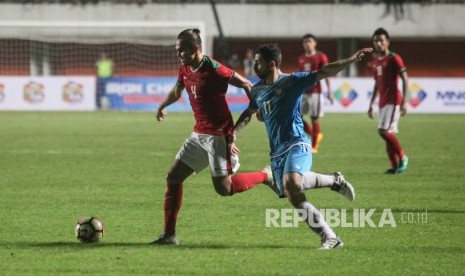 Bek timnas U-22 yang juga bermain di Persija Jakarta, Rezaldi Hehanusa (kiri).