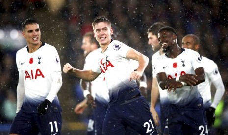 Bek Tottenham Hotspur Juan Foyth (tengah) merayakan golnya ke gawang Crystal Palace di Selhurst Park, London, Ahad (11/11) dini hari WIB.