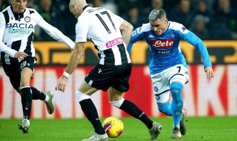 Bek Udinese Bram Nuytinck berebut bola dengan gelandang serang Napoli Jose Callejon (kanan) dalam pertandingan Liga Italia di Stadion Friuli - Dacia Arena, Udine, Ahad (8/12) dini hari WIB. 