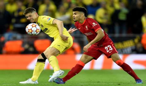 Bek Villarreal Pau Torres (kiri) beraksi pada leg pertama semifinal Liga Champions melawan Liverpool.