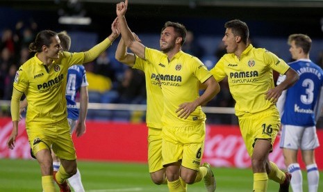 Bek Villarreal Victor Ruiz (tengah) merayakan gol ke gawang Real Sociedad di Stadion Ceramica Stadium, Castellon, Spanyol, Ahad (28/1) dini hari WIB. 