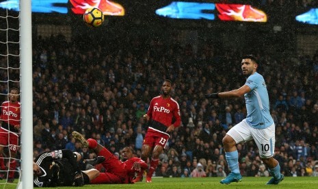 bek Watford Christian Kabasele mencetak gol bunuh diri saat menghadapi Manchester City di Stadion Etihad, Rabu (3/1) dini hari WIB. Watford takluk 1-3 dalam laga ini.