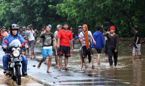 Bekali anak dengan pembentukan moral dan karakter agar tak mudah terpicu perkelahian dengan orang lain.