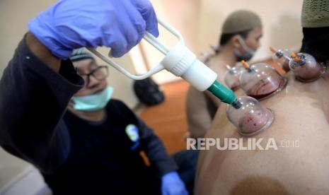 Bekam Gratis. Terapis dari Sedekah Sehat kam jamaah saat Festival Republik 2019 di Masjid Jogokariyan, Yogyakarta.