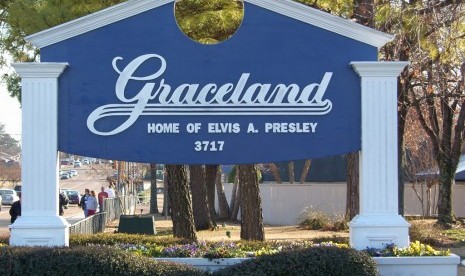 Graceland, kediaman legenda musik Elvis Presley yang kini menjadi museum.