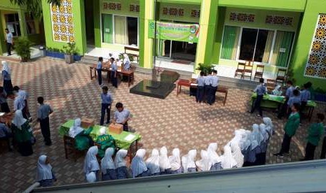 Belajar berdemokrasi dilakukan oleh Siswa MTsN negeri I Bogor saat melakukan pemilihan Ketua OSIS. 