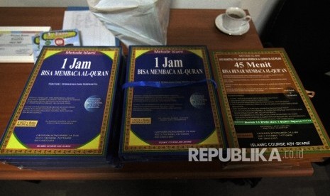 Buku membaca Alquran karangan Achmad Farid Hasan dan Zulfi Ida Syarifah ditampilkan diatas meja saat kegiatan 30 Menit Lancar Baca Alquran di Gedung Harian Republika, Jakarta Selatan.